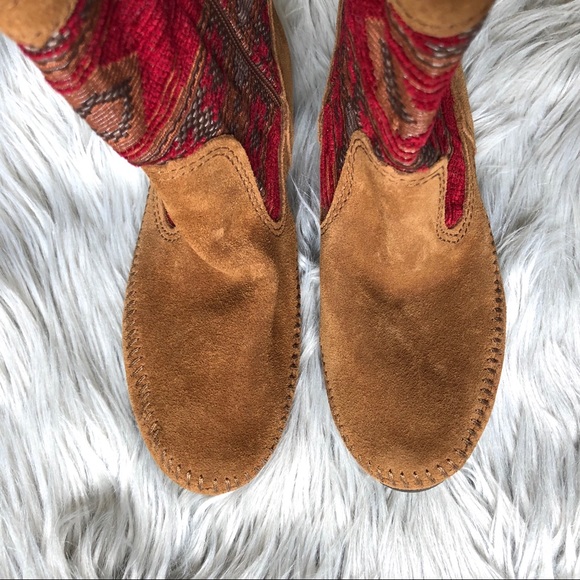 Minnetonka Embroidered Boots with Side Zipper - Picture 4 of 5